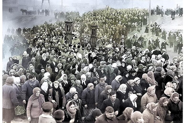 This is not a cross procession in the Kursk province, this is the funeral of Metropolitan Nicholas (Mogilevsky) in Alma-Ata in 1955, amid Khrushchev's persecution of the Church