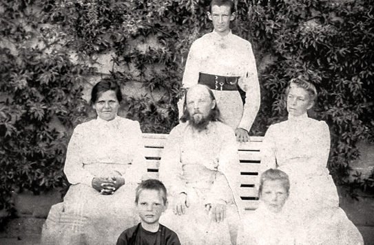 Priest Alexis Mechev and his family