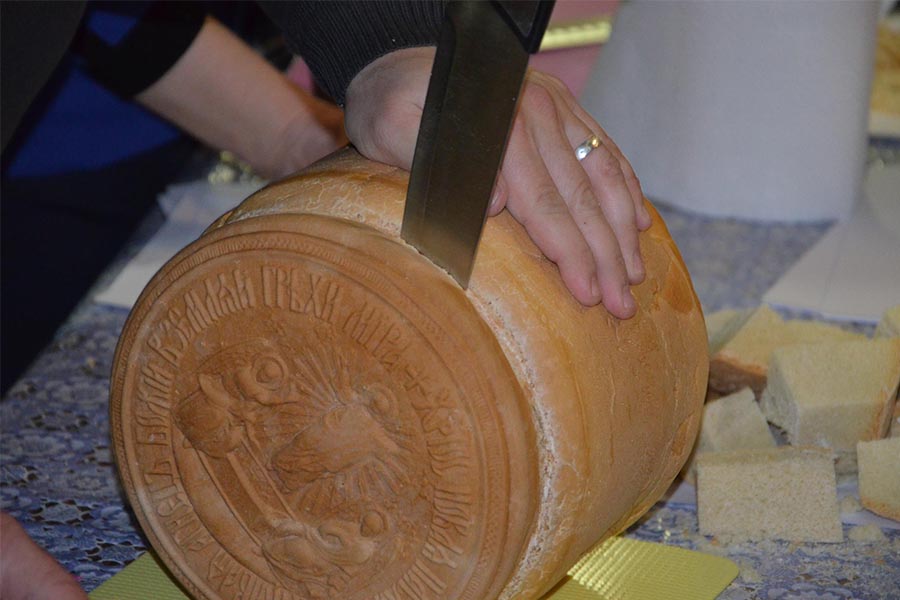 Breaking of the artos with the image of the Resurrection of Christ