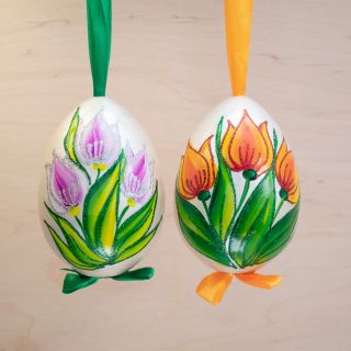 hanging Easter egg with tulips
