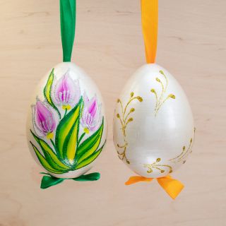 hanging Easter egg with tulips