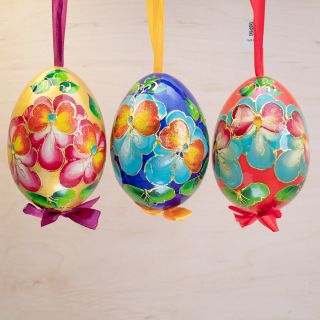 eggs with colourful flowers with bows