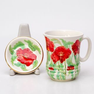 a poppy blooms red green cup 