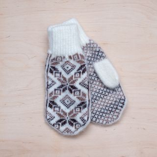 women mittens with hearts ornament