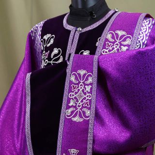 purple deacon vestment with orarion