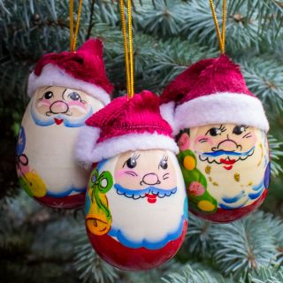 christmas hanging eggs in hats 