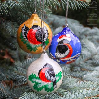 wooden bauble with a robin, Souvenir , christmas tree decoration, folk crafts