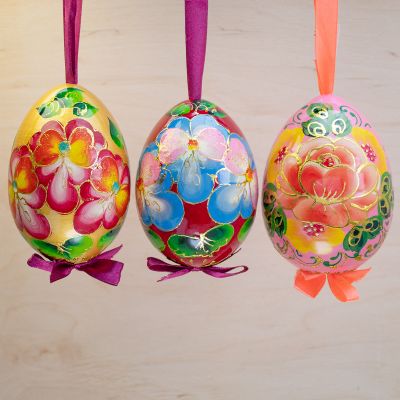 eggs with colourful flowers with bows