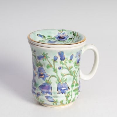 tea cup with a top british wild flower