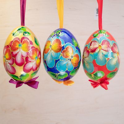 eggs with colourful flowers with bows