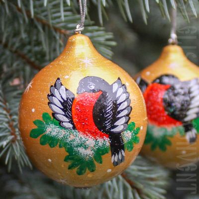 wooden bauble with a robin, Souvenir , christmas tree decoration, folk crafts