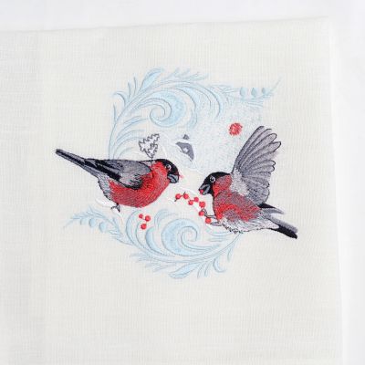 Table napkin with embroidered robins 