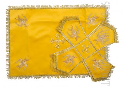 Gold chalice covers and veil decorated with embroidery 