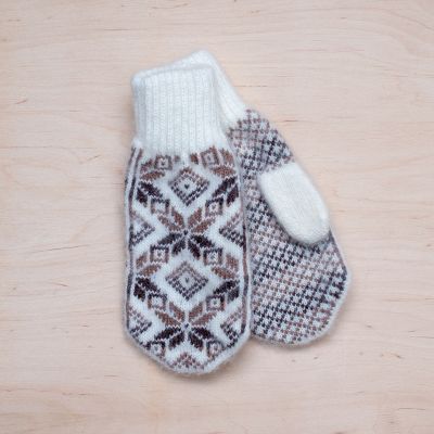 women mittens with hearts ornament