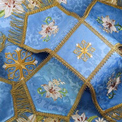Chalice covers and veil with lilies embroidery and fringe 