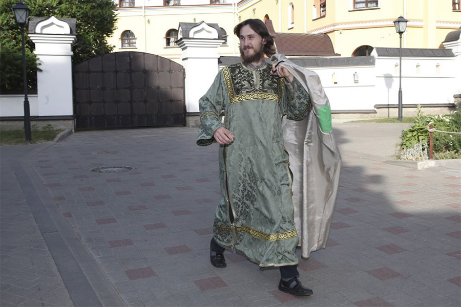 How to Handle Sagging Clerical Vestments